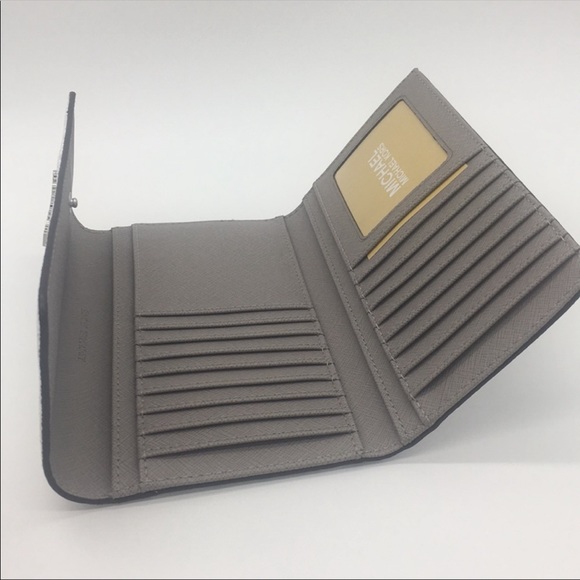 MICHAEL KORS JET SET TRAVEL Lg TRIFOLD WALLET - Picture 5 of 9